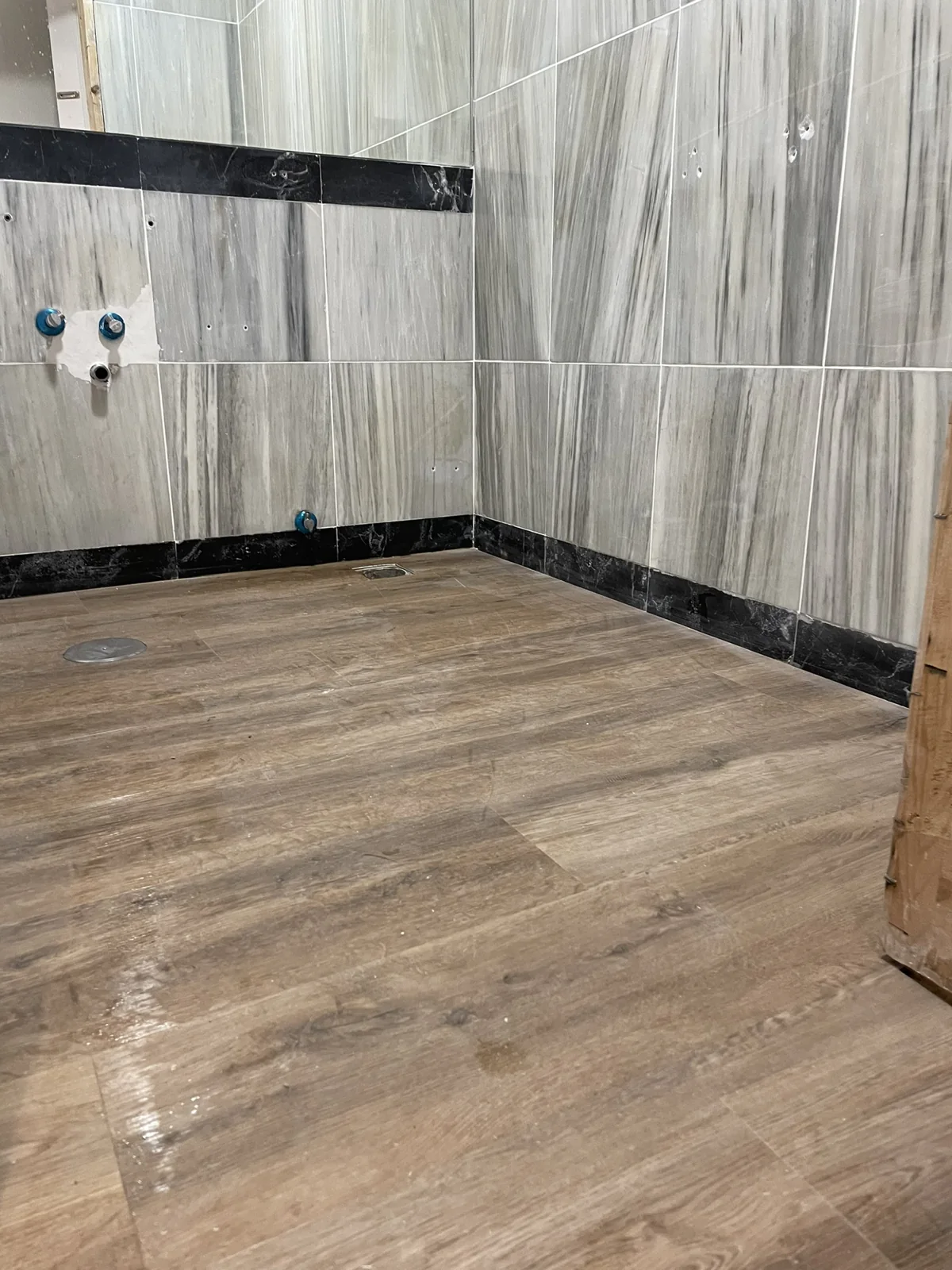 Detalle del nuevo suelo vinílico con acabado de madera.