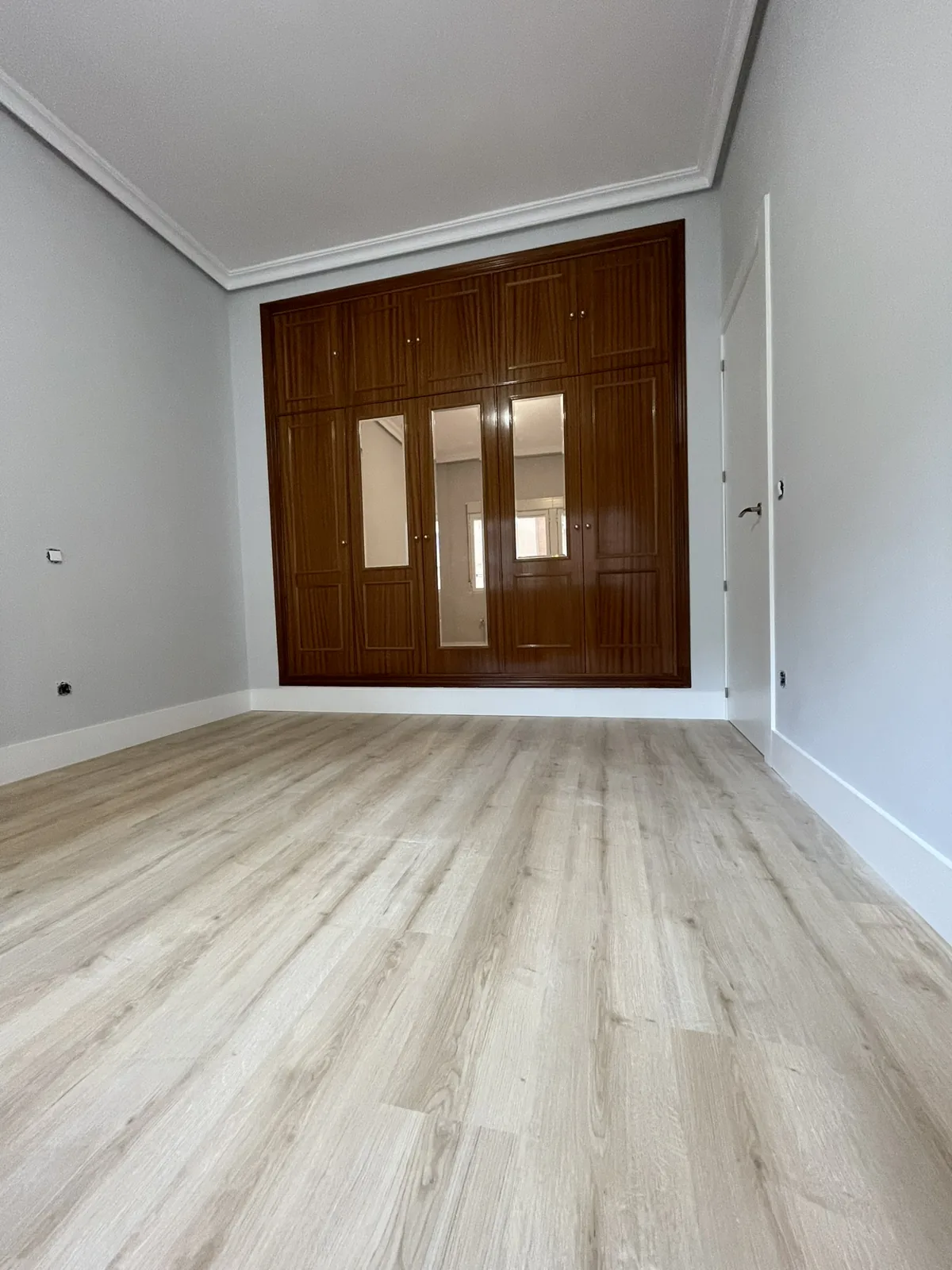 Vista del suelo en la habitación con armario de madera.